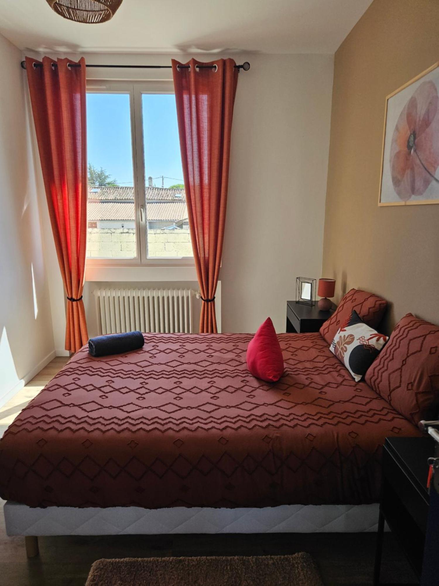 Maison Spacieuse Privatisee Ou A La Chambre - Places De Parking Saint-Michel  Exteriör bild