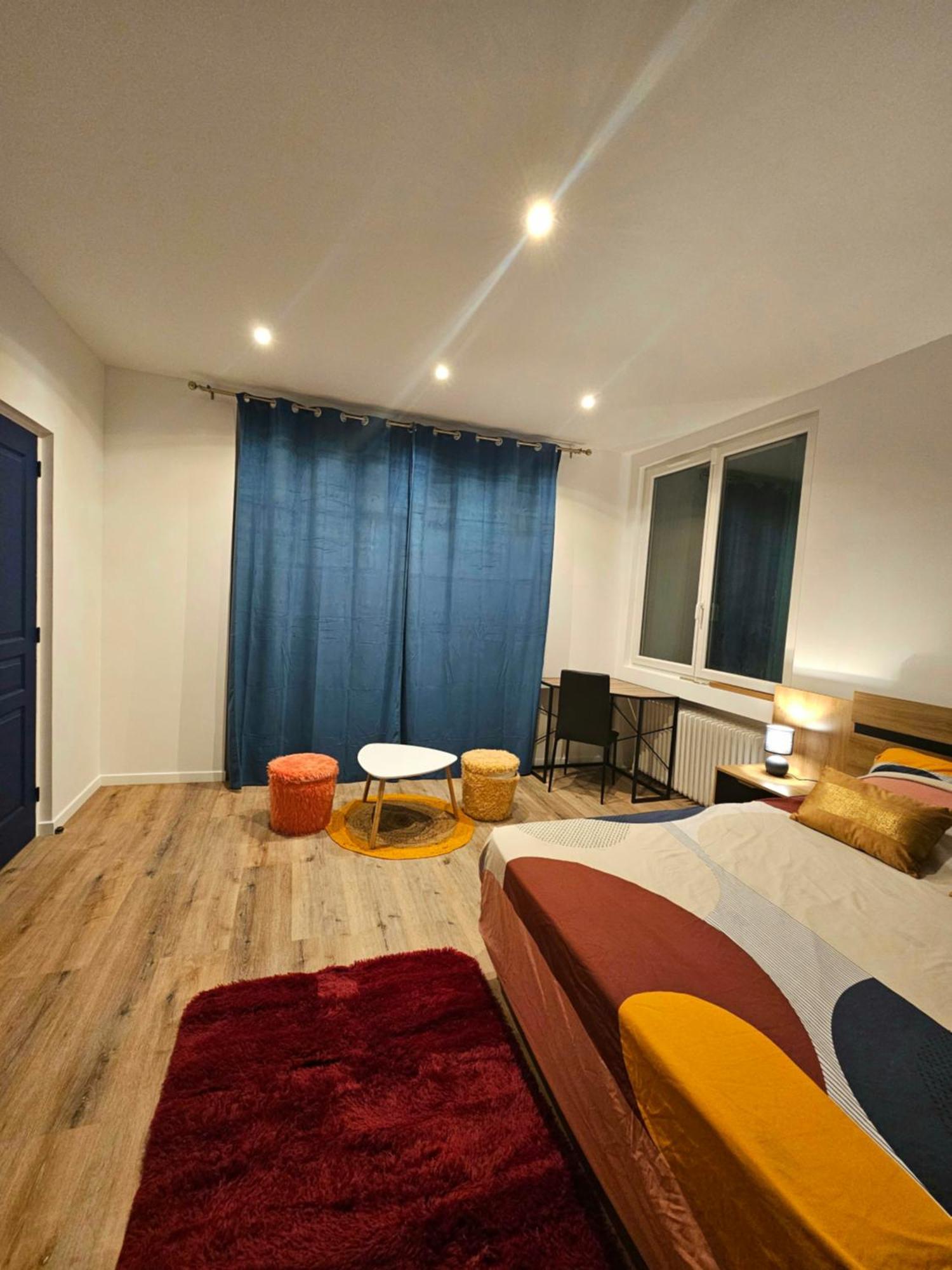 Maison Spacieuse Privatisee Ou A La Chambre - Places De Parking Saint-Michel  Rum bild