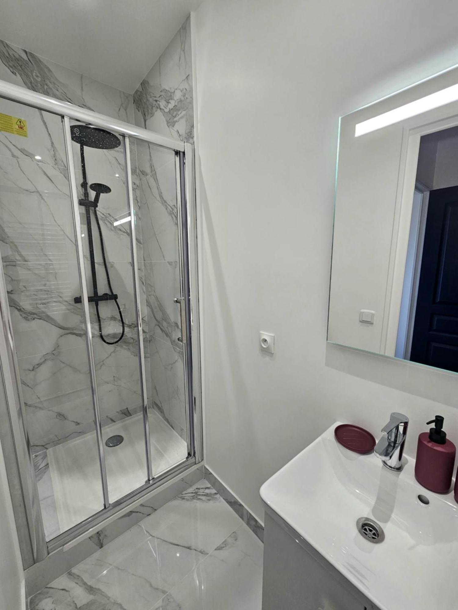 Maison Spacieuse Privatisee Ou A La Chambre - Places De Parking Saint-Michel  Exteriör bild